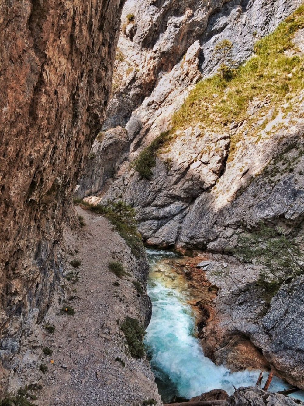 Einer der Wege, die das unmittelbare Klamm-Erlebnis zum Abenteuer werden lassen.