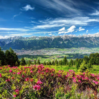 ... und natürlich weit hinaus und hinauf in die herrliche Tiroler Natur reicht der Bogen, den Werner spannt. Foto: Danijel Jovanovic