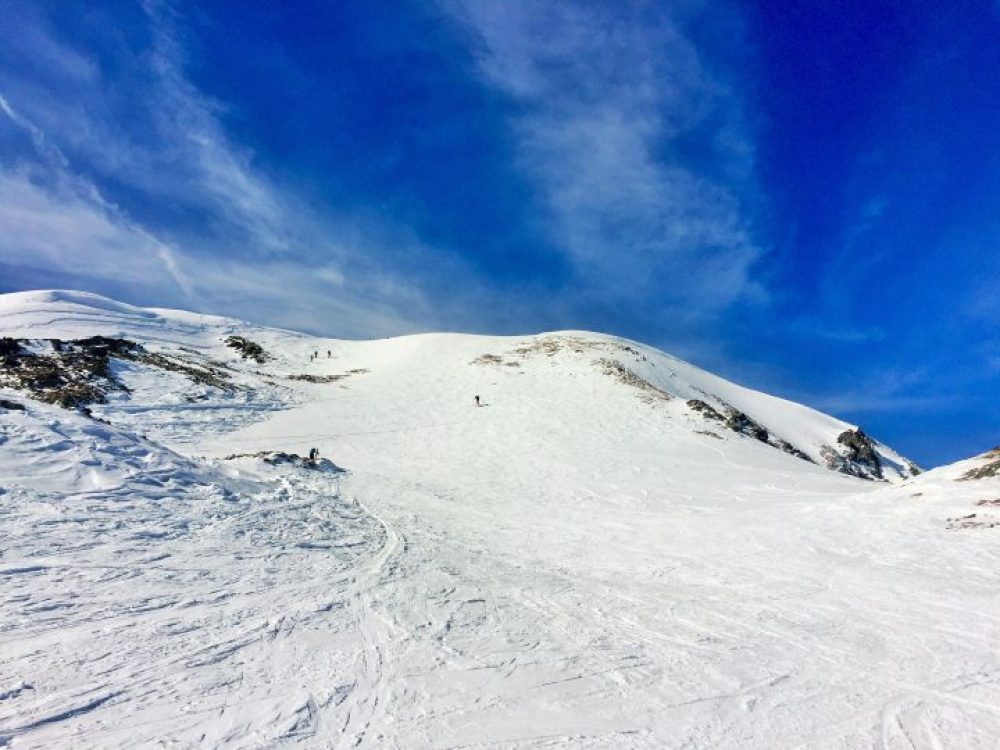 Die Abfahrt ähnelt ob der vielen Besucher auf dem Wetterkreuzkogel der auf einer Piste. 