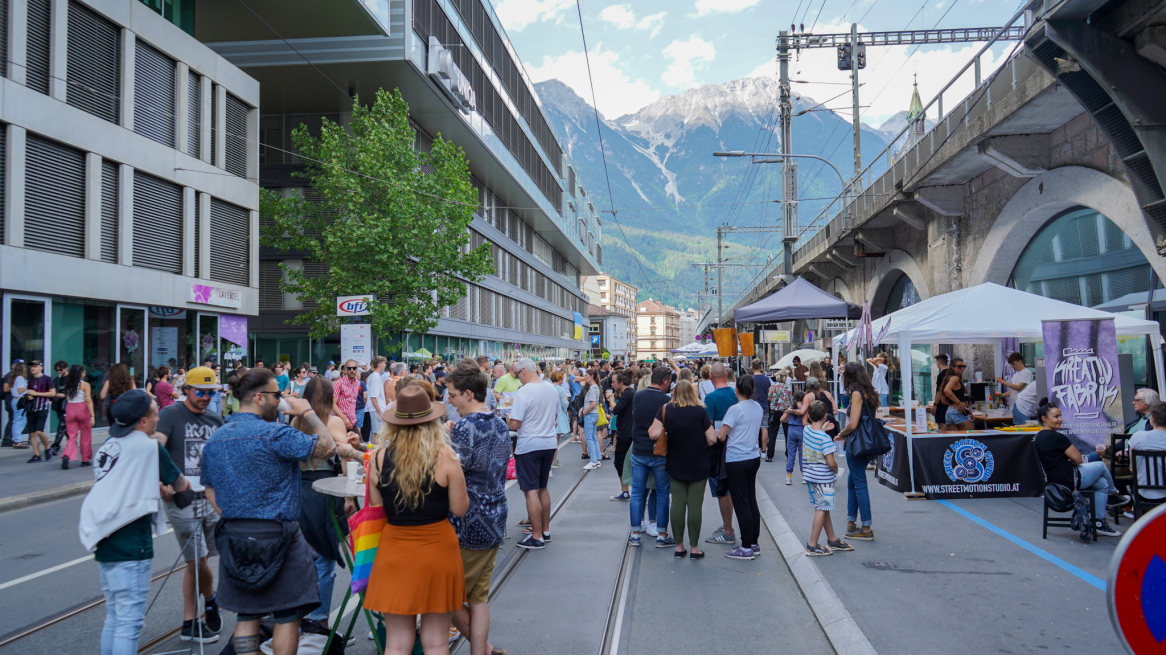 Early crowds at Bogenfest