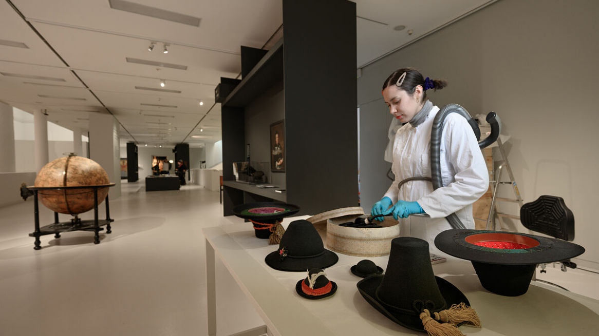 Una restauratrice al lavoro nella mostra „Im Detail“ al Ferdinandeum di Innsbruck, Foto © Wolfgang Lackner
