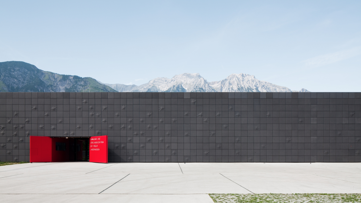 Das Sammlungs- und Forschungszentrum in Hall in Tirol Außenansicht von Süden mit geöffnetem Tor  © Christian Flatscher