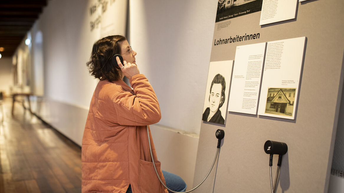 Le audiostazioni con biografie di persone vissute in Tirolo approfondiscono alcuni aspetti della storia del Tirolo al Museo nell’Arsenale „Museum im Zeughaus“ di Innsbruck, Foto © Maria Kirchner
