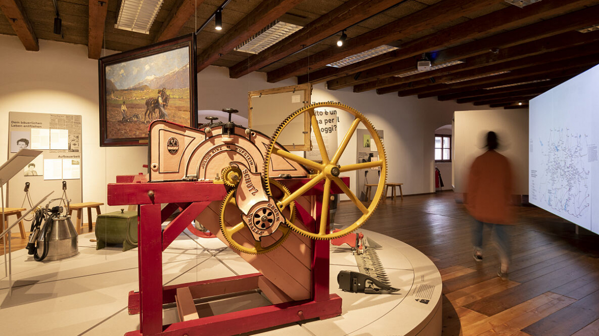 Le trebbiatrici meccaniche che facilitarono il lavoro agricolo in Tirolo nella prima metà del XX secolo in msotra al Museo nell’Arsenale „Museum im Zeughaus“ di Innsbruck, Foto © Maria Kirchner