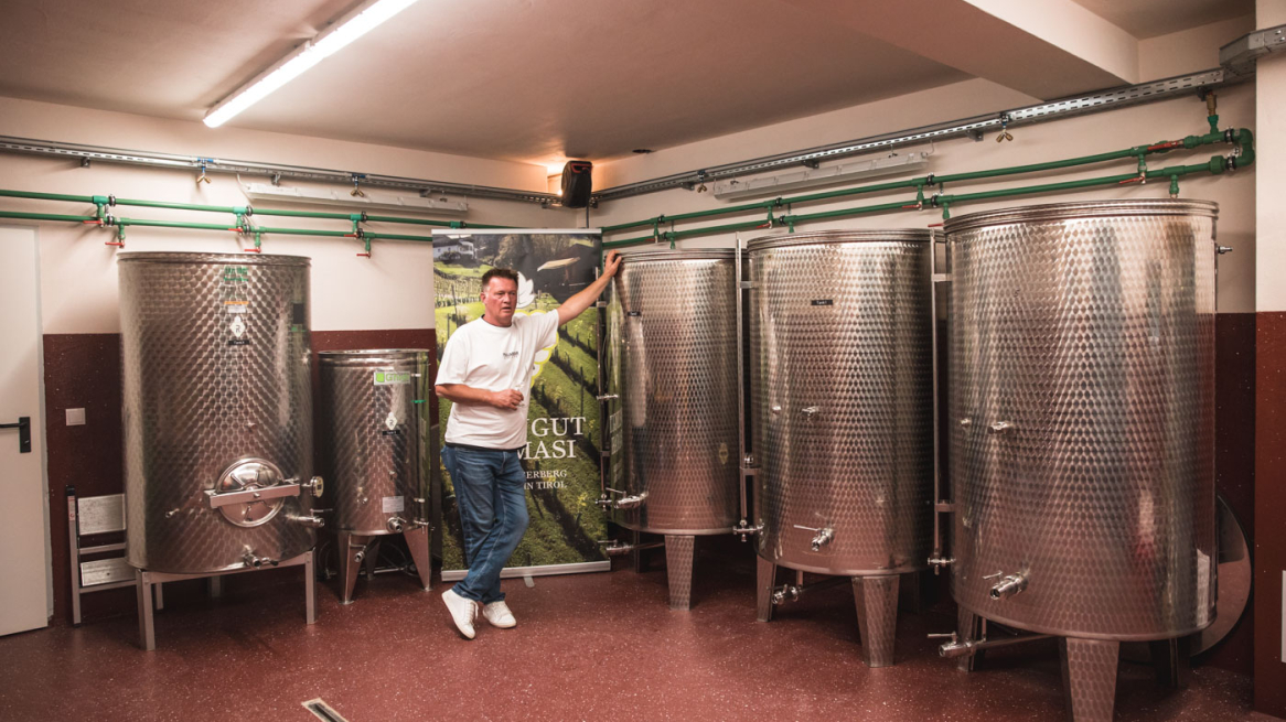 In den Tanks reifen die Weine heran.