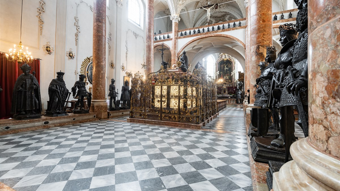 I concerti della rassegna Innsbrucker Hofmusik si tengono nella Hofkirche di Innsbruck; al centro il cenotafio dell’imperatore Massimiliano I d’Asburgo attorniato dalle celebri sculture bronzee, Foto © Gerhard Berger