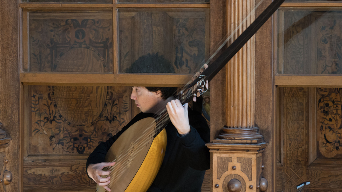 Alessandro Baldessarini con la sua tiorba durante l’esecuzione del Vespro della Beata Vergine di Claudio Monteverdi, tenutasi il 29 settembre 2022 nell’ambito della rassegna Innsbrucker Hofmusik, Foto © TLM/Reinhold Sigl