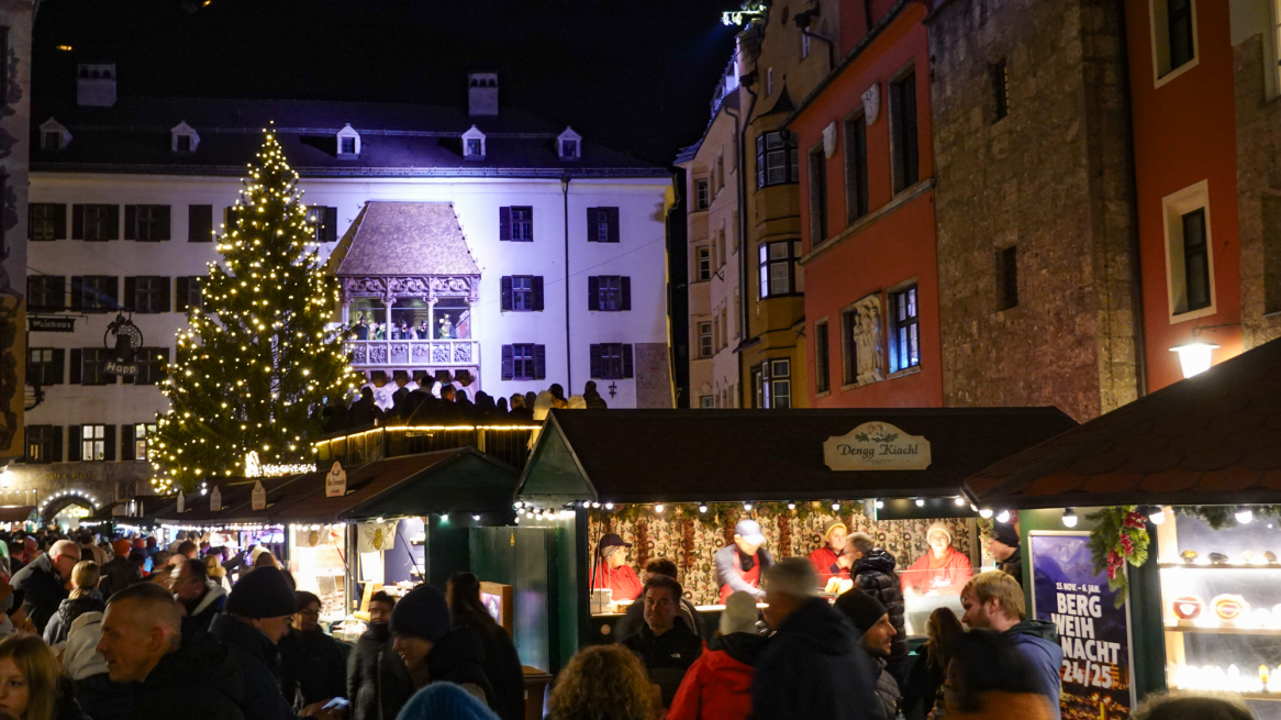 Blechbläser zur Eröffnung am Goldenen Dachl am Christkindlmartk in der Altstadt