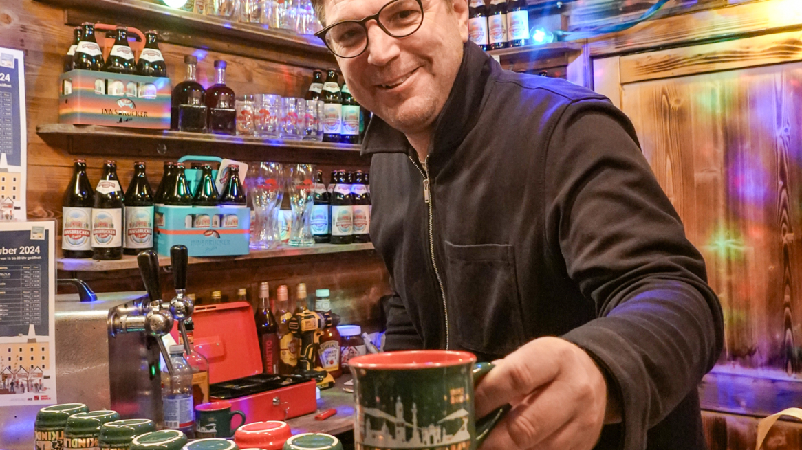 Imker Andi serviert den ersten Innsbrucker Met am Wiltener Weihnachtszauber
