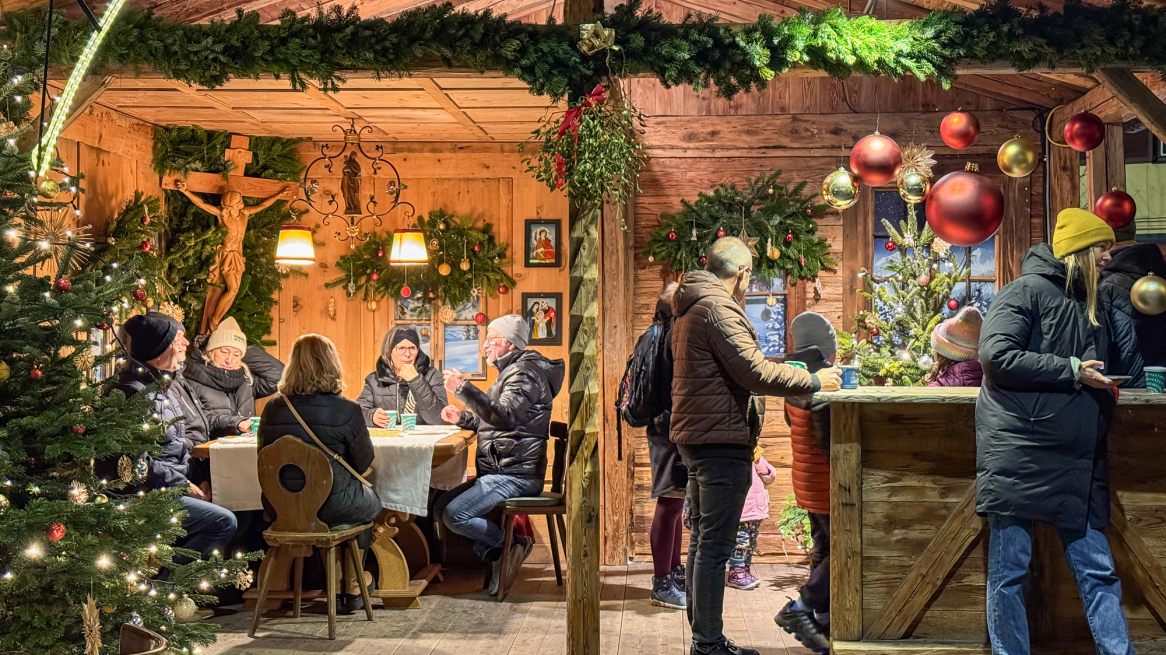 offene Holzstube am Christkindlmarkt St.Nikolaus