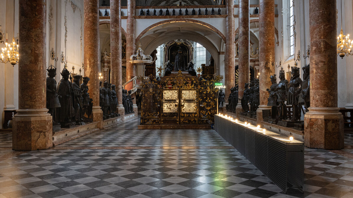 L’installazione „PEACE Light“ nella chiesa di corte di Innsbruck © Martin Vandory