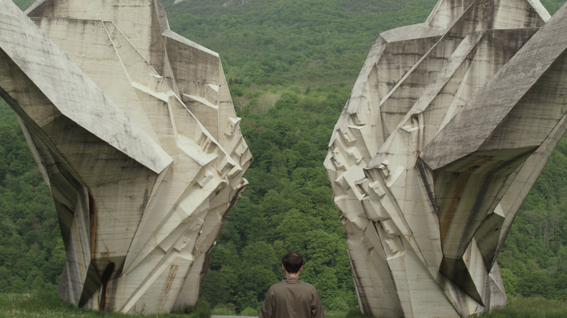Frame del video „Monumento per la battaglia sul Sutjeska, 1971“ nella mostra „Steine zwischen den Fronten" in aut. architektur und Tirol © Melanie Hollaus, Christoph Lammerhuber