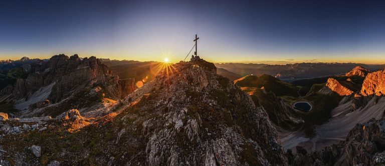Sonnenuntergang Hochtennspitze mit Blick auf Innsbruck und die Axamer Lizum