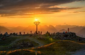 Bij zonsondergang boven Innsbruck