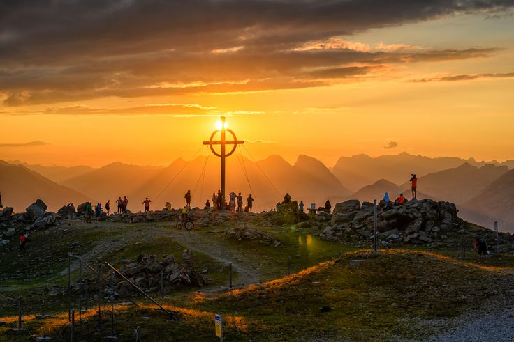 Bij zonsondergang boven Innsbruck