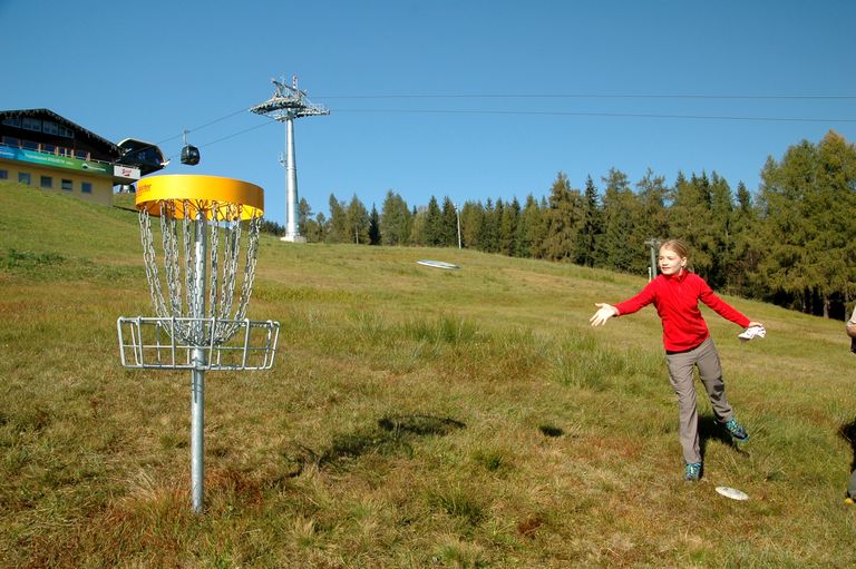 Den Discgolf-Parcours am Rangger Köpfl bewältigen