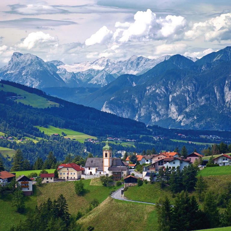 Auch aus dem Kirchturm im Ort Ellbögen erschallen täglich Glockenklänge.