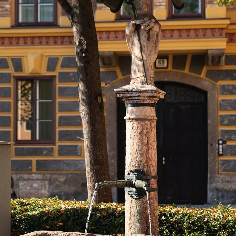 This fountain is tucked away in the St. Nikolaus district, near the Inn Bridge and the famous row of colourful houses along the River Inn.