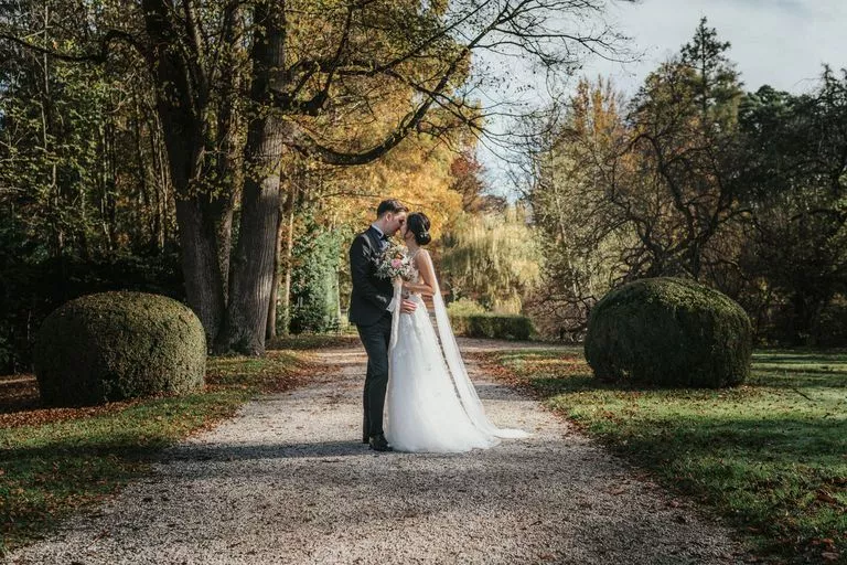 Hochzeitspaar im Schlossgarten Ambras