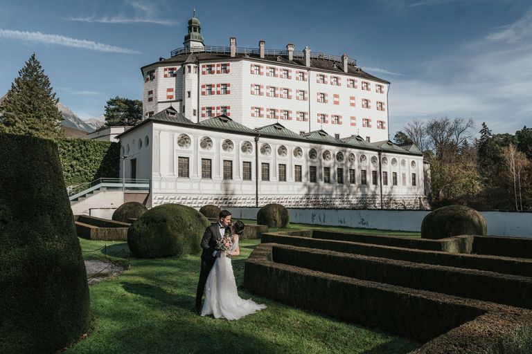 Hochzeitsfoto vor dem Schloss Ambras
