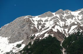 Puzzle de imágenes en la nieve derretida