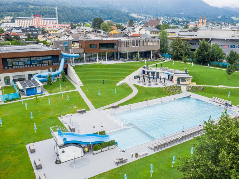 Nadar y descansar en la piscina Telfs