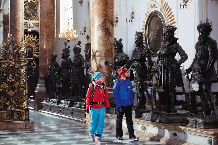 Wintersportler in der Kaiserliche Hofkirche