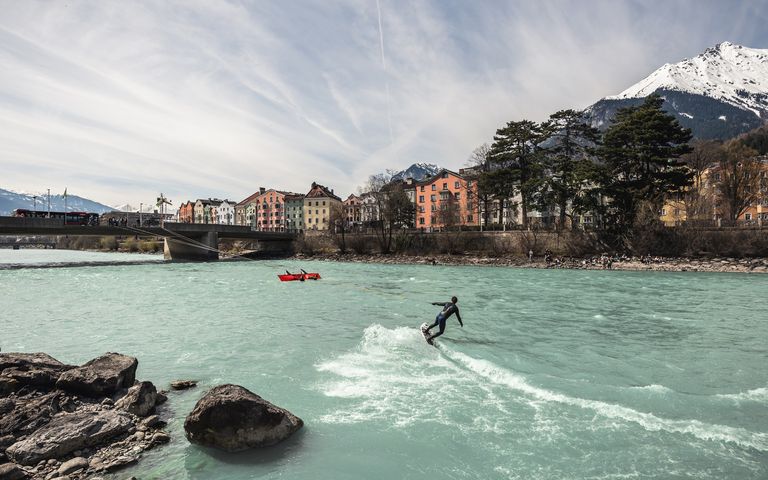 Up stream surfing tegen de stroom in