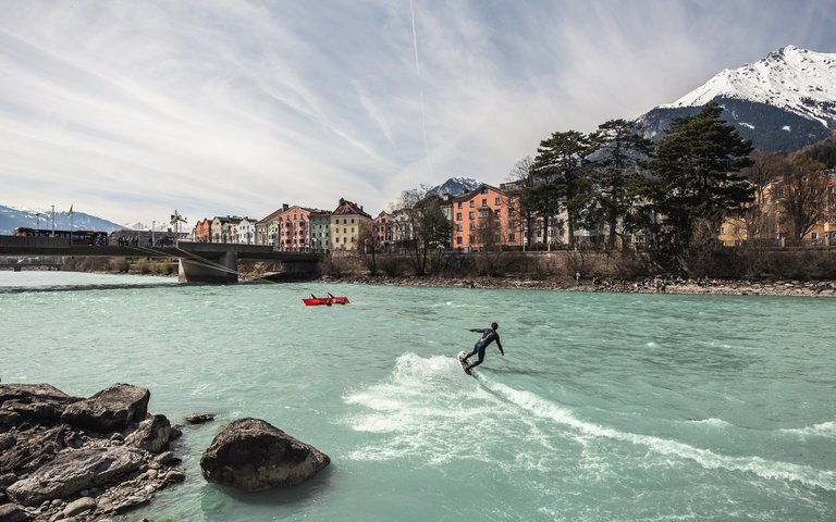 Upstream Surfing: Die perfekte Welle wartet