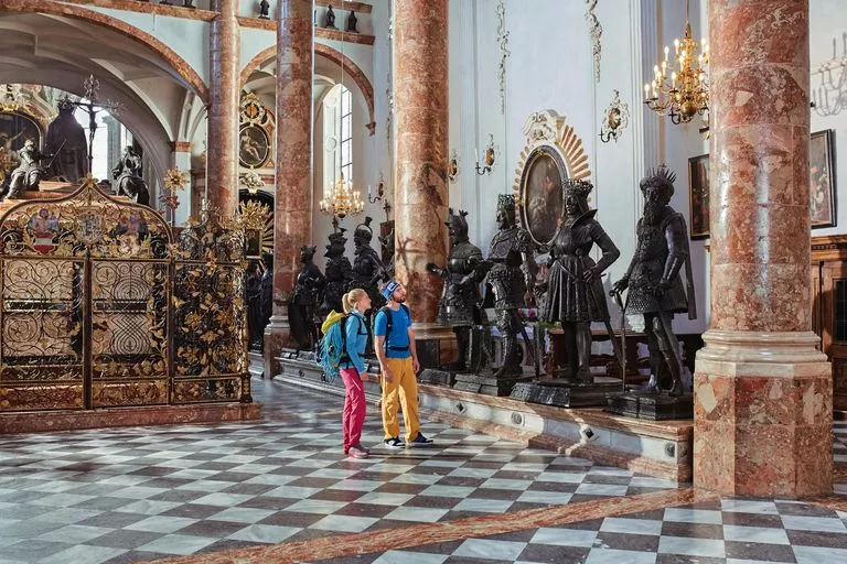 Wanderer in der Kaiserliche Hofkirche