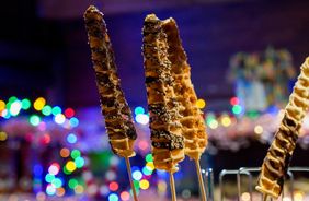 Weihnachtliche Köstlichkeiten am Christkindlmarkt, die man probieren muss