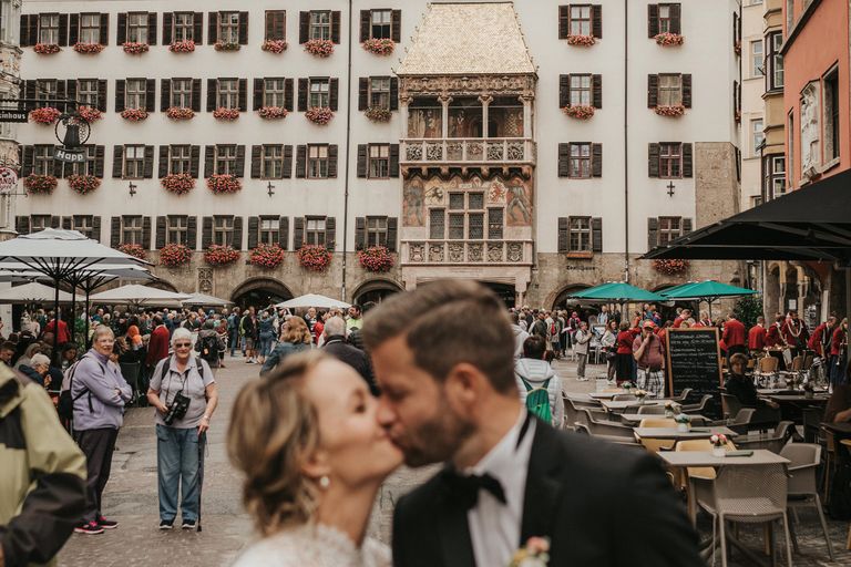 Hochzeitskuss vor dem goldenen Dachl