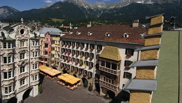Bunte Vielfalt an den Häuserfassaden der Altstadt von Innsbruck