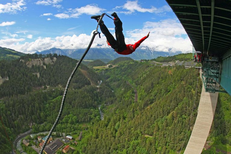 Mann macht bungy jumping von der Europabrücke