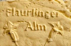 Grauer Käse und goldene Butter