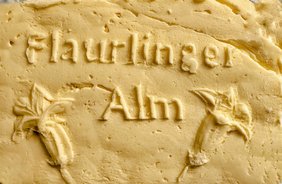 Grijze kaas en gouden boter