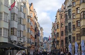 Abendführung durch Innsbruck: Von fliegenden Fischen und leeren Gräbern