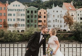 Hochzeitspaar bei der bunten Häuserzeile Mariahilf