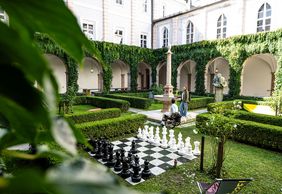 Sehenswürdigkeit Hinterhof mit riesigem Schachspiel