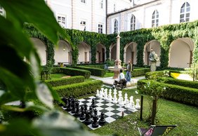 Sehenswürdigkeit Hinterhof mit riesigem Schachspiel
