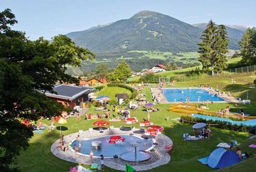 Yoga am Schwimmbad Mutters