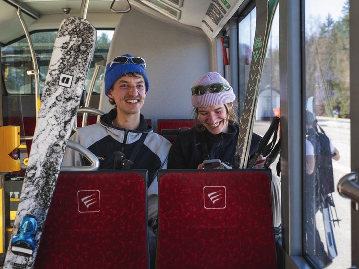 Menschen im Skibus 