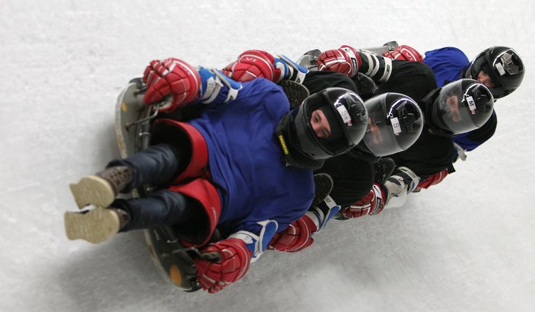 4 Personen fahren Wok im Eiskanal Igls