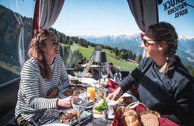 Le petit-déjeuner suspendu en télécabine sur le Patscherkofel