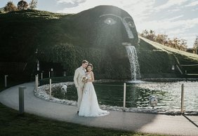 Hochzeitsfoto vor dem Riesen in den Swarovski Kristallwelten