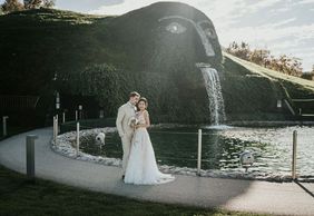 Hochzeitsfoto vor dem Riesen in den Swarovski Kristallwelten