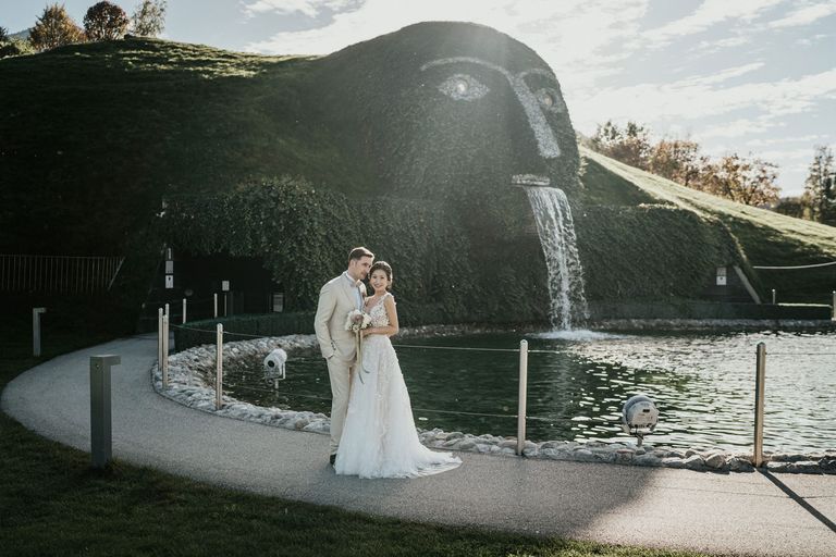 Hochzeitsfoto vor dem Riesen in den Swarovski Kristallwelten