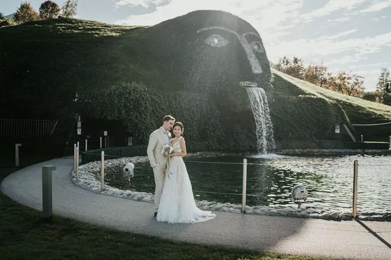 Hochzeitsfoto vor dem Riesen in den Swarovski Kristallwelten