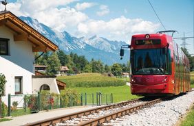 Busse, Fahrräder und große rote Straßenbahnen: Öffentliche Verkehrsmittel in Innsbruck
