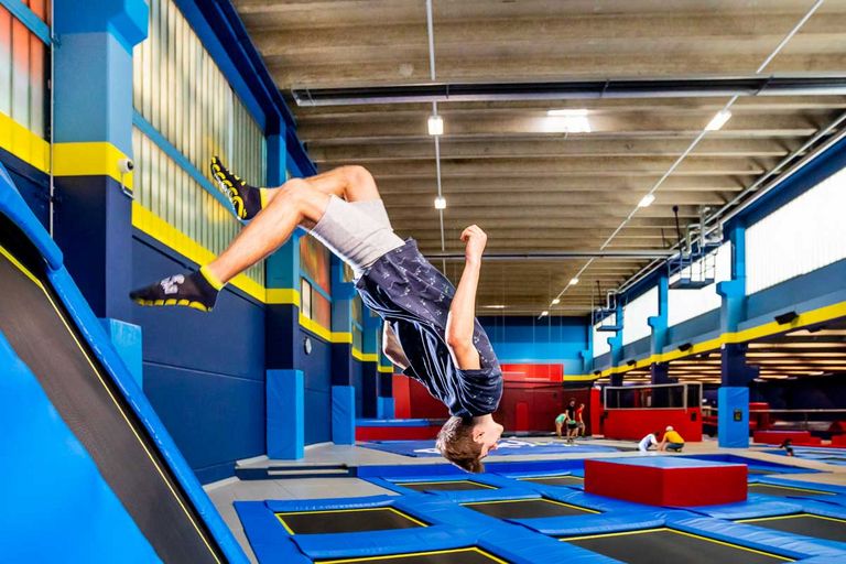 En haut et en bas dans le parc de trampolines Flip Lab